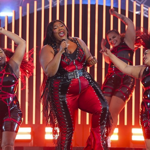 Η Lizzo κατηγορείται για σεξουαλική παρενόχληση και fat-shaming από πρώην χορεύτριές της