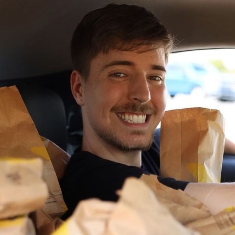 Ο YouTuber MrBeast μηνύει την εταιρεία πίσω από την αλυσίδα γρήγορου φαγητού του για «μη βρώσιμα» μπέργκερ - Υποστηρίζει ότι η φήμη του «βλάπτεται ανεπανόρθωτα».