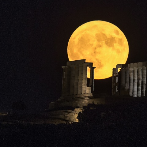 Πανσέληνος Αυγούστου 2023: Το Φεγγάρι του Οξύρρυγχου σε δέκα υπέροχα ενσταντανέ των φωτογραφικών πρακτορείων - Πώς διέγραψε την πορεία του στον ελληνικό ουρανό.