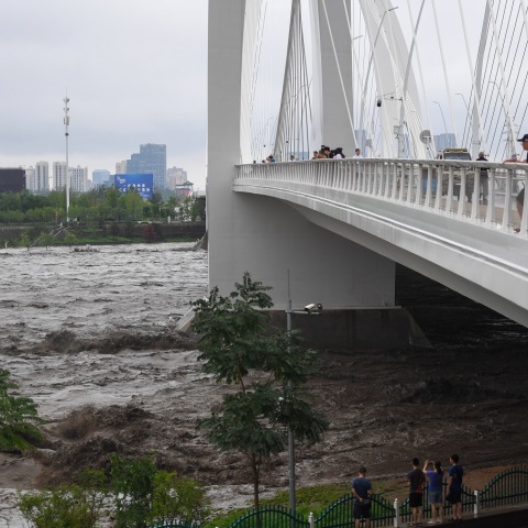 Κίνα: Οι πρόσφατες βροχοπτώσεις στο Πεκίνο είναι οι σφοδρότερες εδώ και τουλάχιστον 140 χρόνια - Βουνά σκουπιδιών και συντρίμμια πλέουν στο νερό.