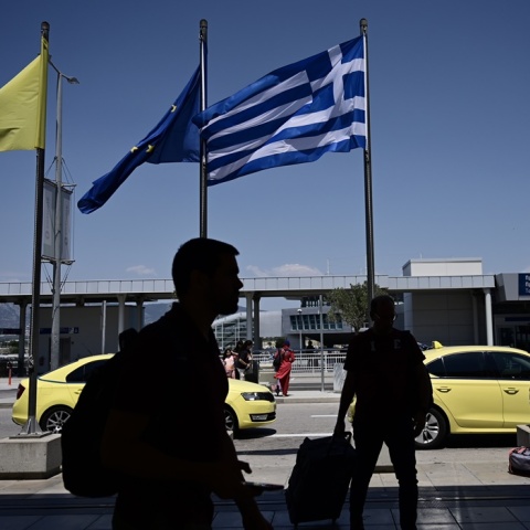 Ταξιδιώτες στο αεροδρόμιο «Ελευθέριος Βενιζέλος»