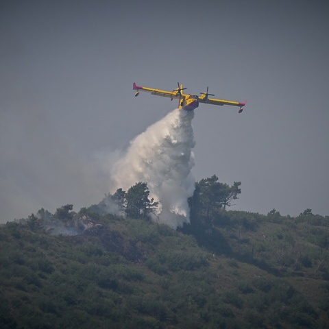 Εναέριο μέσο για την κατάσβεση φωτιάς στη Σάμο
