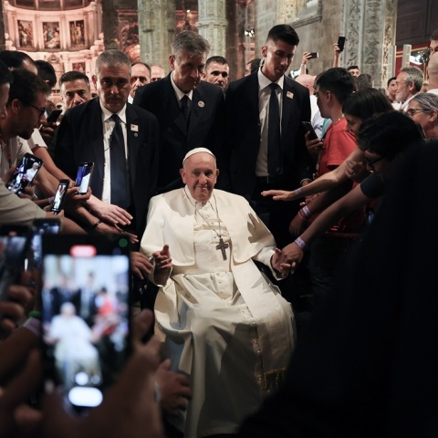 Ο πάπας Φραγκίσκος στην Πορτογαλία και γύρω του άνθρωποι της ασφάλειάς του και πιστοί