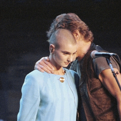 Όταν ο Kris Kristofferson προσπάθησε να παρηγορήσει τη Sinead O'Connor - Οι δύσκολες στιγμές και οι στίχοι που της αφιέρωσε μετά από χρόνια.