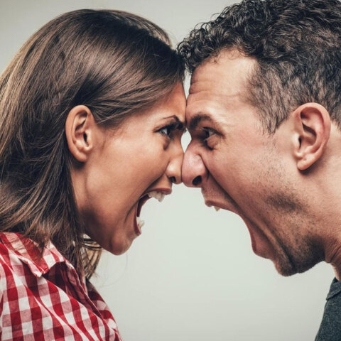 Άντρας και γυναίκα τσακώνονται