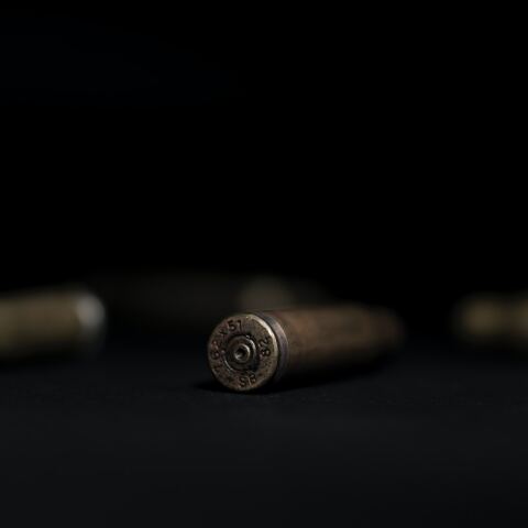 Σφαίρα σε τραπέζι σε σκοτεινό φόντο