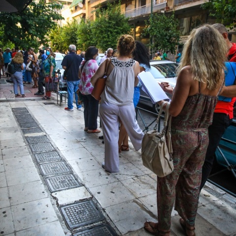 Κτηματολόγιο - Ουρές έξω από το γραφείο της Αθήνας