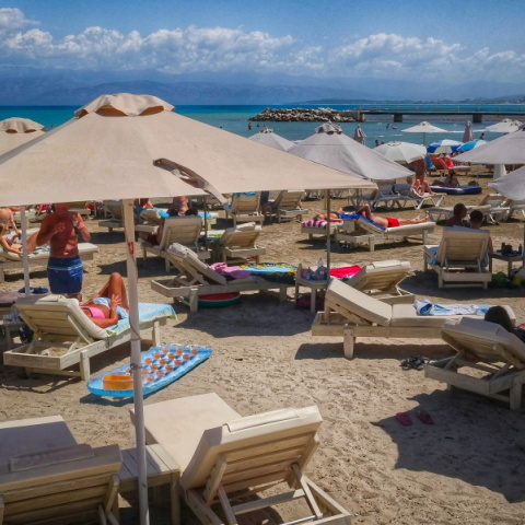 Ξαπλώστρες σε παραλία