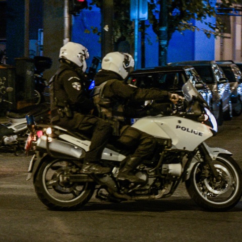 Αστυνομικοί πάνω σε μηχανή της ΕΛ.ΑΣ.