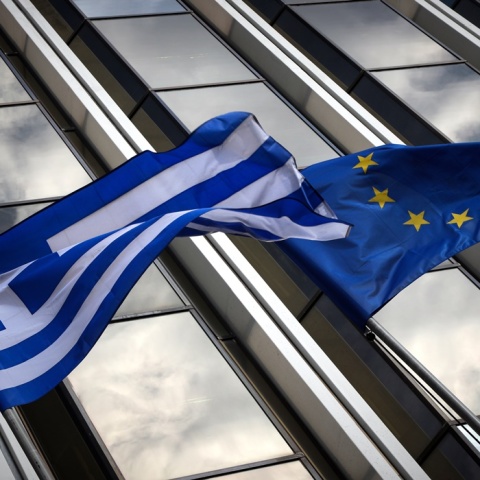 Ελληνική σημαία και σημαία της ΕΕ κυματίζουν