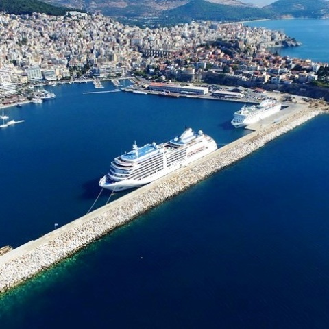 Καβάλα: Βούλγαρος υπέστειλε από το λιμάνι την ελληνική σημαία και ανέβασε σημαία της χώρας του - Φέρεται να είναι μέλος εξτρεμιστικής οργάνωσης.