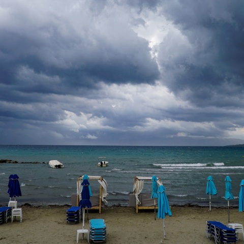 Κέρκυρα: Έντονα καιρικά φαινόμενα - Απεγκλωβίστηκαν 10 τουρίστες από παραλία του νησιού - Κινητοποίηση της Πυροσβεστικής και του Λιμενικού.