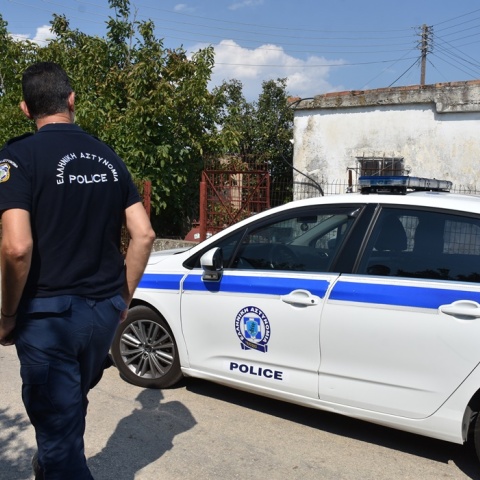 Αστυνομικός δίπλα σε περιπολικό της ΕΛ.ΑΣ.