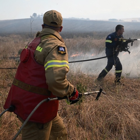 Μάχη με τις φλόγες σε χαράδρες δίνουν οι πυροσβέστες στο Σοφό Ασπροπύργου - Επιχειρούν ισχυρές δυνάμεις - Υπό έλεγχο η πυρκαγιά σε εργοστάσιο ανακύκλωσης.