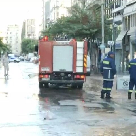 Πυροσβεστικό όχημα στην οδό Ερμού μετά από πλημμύρα από σπάσιμο αγωγού