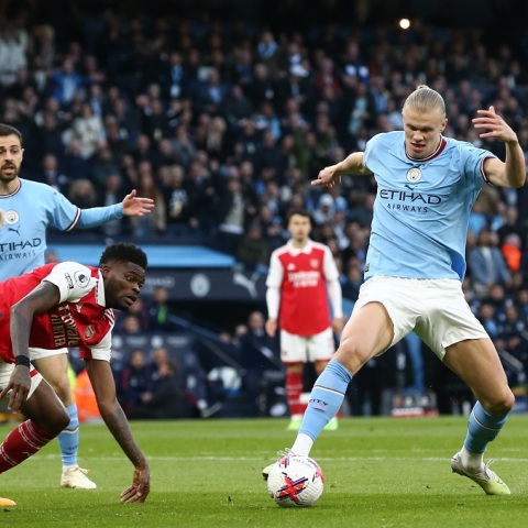 Η δευτεραθλήτρια Αγγλίας Άρσεναλ υποδέχεται την νταμπλούχο Μάντσεστερ Σίτι στο Γουέμπλεϊ, με στόχο τον πρώτο τίτλο της νέας σεζόν.