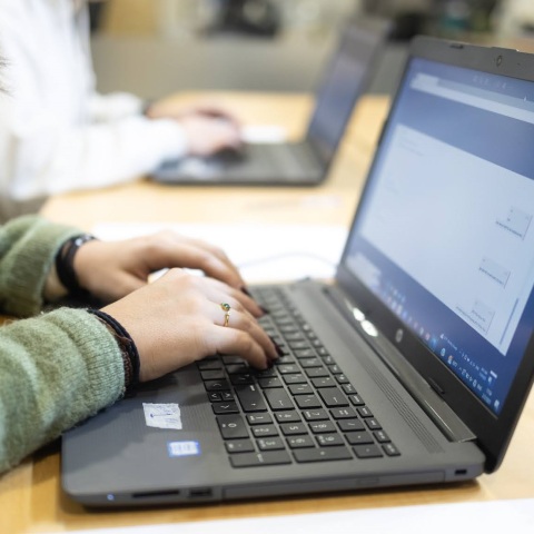 Δύο στα τρία παιδιά στην Ευρώπη έχουν υποστεί «σεξουαλική βλάβη» στο διαδίκτυο - Τα στοιχεία έρευνας - Τι συμβουλεύουν οι ειδικοί για την προστασία τους.