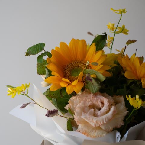 Μπουκέτο με ήλιους και άλλα λουλούδια για τους εορτάζοντες σήμερα 7 Αυγούστου 2023