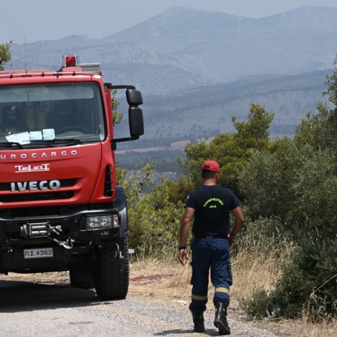 Πυροσβέστης και όχημα σε επιχείρηση φωτιάς