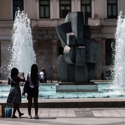 Γυναίκες φωτογραφίζουν σιντριβάνι της Αθήνας