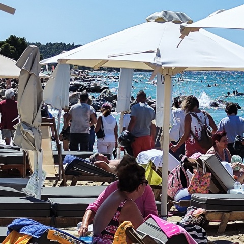 Κίνημα της Πετσέτας: Διαμαρτυρίες στη Νικήτη και την Ποτίδαια  - Κινητοποίηση πολιτών με αίτημα την ελεύθερη πρόσβαση στις παραλίες.