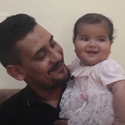 Η Άφραα χαμογελά στην αγκαλιά του θετού πατέρα της έξι μήνες μετά τον φονικό σεισμό στη Συρία