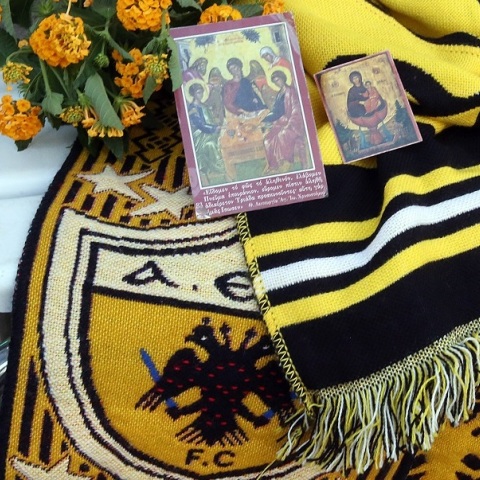 Κασκόλ και λουλούδια στη Νέα Φιλαδέλφεια