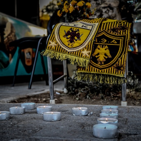 Λίγα κεράκια και ένα κασκόλ της ΑΕΚ στο σημείο που δολοφονήθηκε ο 29χρονος έξω από το γήπεδο της ΑΕΚ