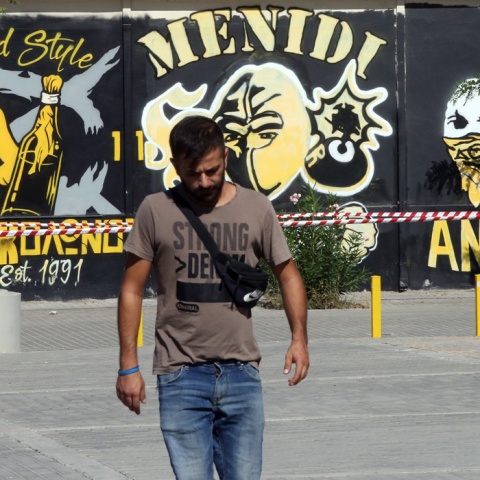 Άνδρας μπροστά από το σημείο όπου δολοφονήθηκε ο 29χρονος οπαδός της ΑΕΚ έξω από το γήπεδο της Νέας Φιλαδέλφειας