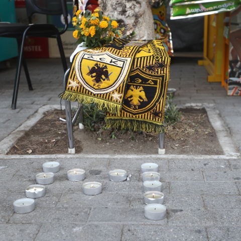 Λίγα κεράκια σχηματίζουν το όνομα του 22χρονου που δολοφονήθηκε με αλλεπάλληλες μαχαιριές έξω από το γήπεδο της ΑΕΚ μετά από συμπλοκή χούλιγκαν