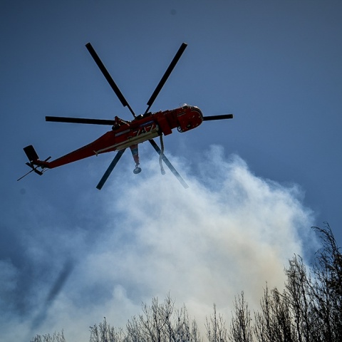 Εναέριες δυνάμεις επιχειρούν για την κατάσβεση φωτιάς - Η κάτω όψη πυροσβεστικού αεροσκάφους