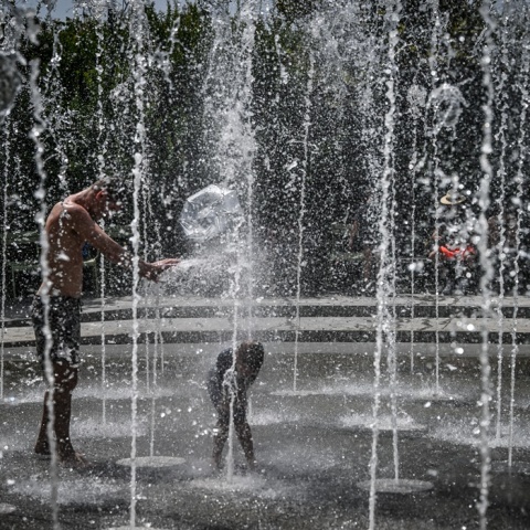 Παιδί με τον μπαμπά του δροσίζονται σε σιντριβάνι