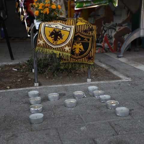 Λίγα λουλούδια και ένα κασκόλ της ΑΕΚ στο σημείο της δολοφονίας του 29χρονου Μιχάλη στη Νέα Φιλαδέλφεια