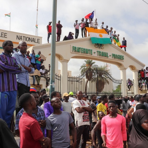 Διαδηλωτές στον Νίγηρα με τη σημαία στα χέρια