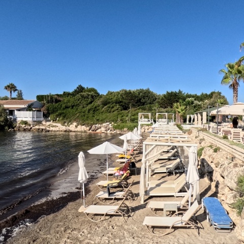 Ξαπλώστρες σε παραλία της Κέρκυρας