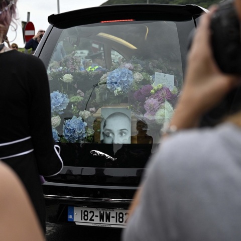 Σινέντ Ο'Κόνορ: Χιλιάδες άνθρωποι συγκεντρώθηκαν στο Μπρέι της Ιρλανδίας, όπου έζησε τα τελευταία της χρόνια, για τον ύστατο αποχαιρετισμό. 