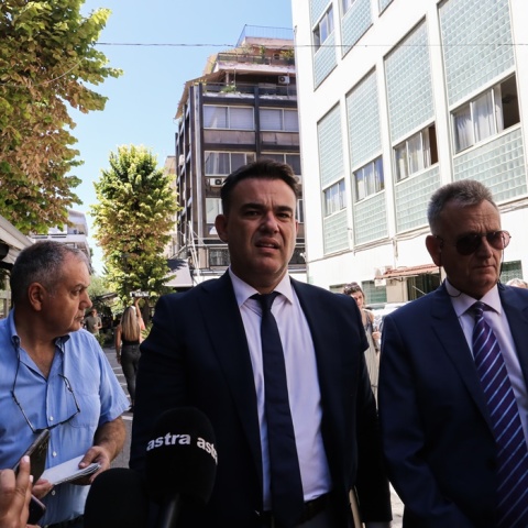 Οι συνήγοροι έξω από το κτίριο της εισαγγελίας όπου απολογήθηκε και κρίθηκε προφυλακιστέος ο 53χρονος για τον ξυλοδαρμό της συζύγου του 