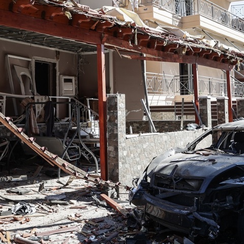 Ασπρόπυργος: Ζημιές σε 11 σπίτια, έναν επαγγελματικό χώρο και 10 αυτοκίνητα από την ισχυρή έκρηξη τα ξημερώματα - Τοποθετήθηκε βομβιστικός μηχανισμός.