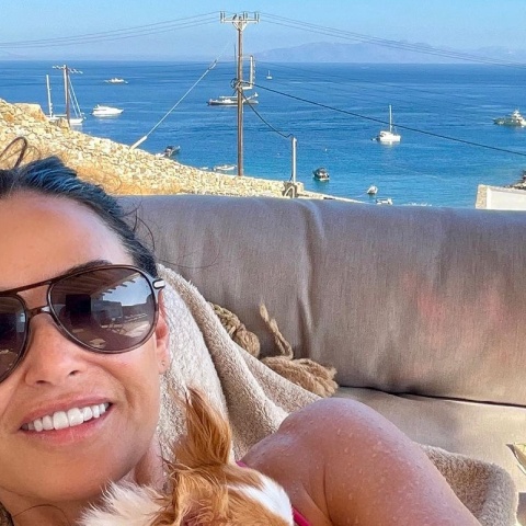 Η Demi Moore απολαμβάνει τις διακοπές της στην Ελλάδα αγκαλιά με τον σκυλάκο της και με θέα τη θάλασσα