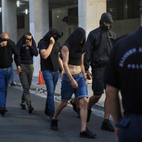 Η δολοφονία του Μιχάλη Κατσουρή από χούλιγκαν, η απουσία του κράτους, οι μαφίες του ποδοσφαίρου και η τυφλή βία. 