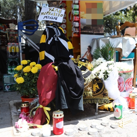 Λίγα λουλούδια, κεριά και κασκόλ της ΑΕΚ στο σημείο της δολοφονίας του Μιχάλη Κατσουρή στη Νέα Φιλαδέλφεια