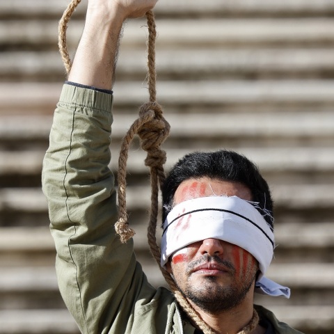 Ιράν: Πέντε άνδρες εκτελέστηκαν για τον βιασμό μιας γυναίκας - Ρεκόρ στους απαγχονισμούς καταγράφει η χώρα - Τα στοιχεία της Διεθνούς Αμνηστίας.