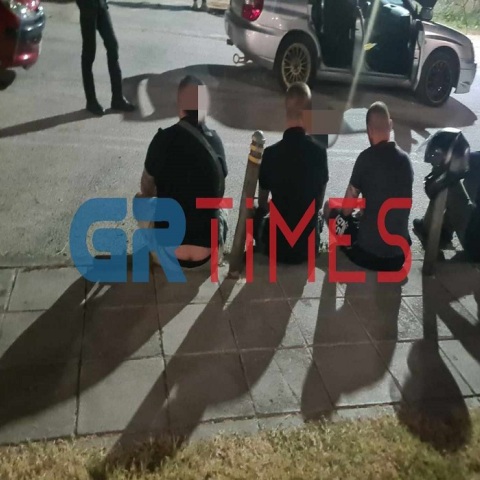 Καθισμένοι ο ένας δίπλα από τον άλλον οι 16 που προσήχθησαν στη Θεσσαλονίκη