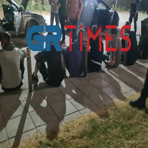 Καθισμένοι ο ένας δίπλα από τον άλλον οι 16 που προσήχθησαν στη Θεσσαλονίκη