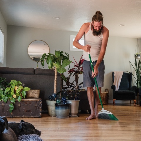 Άνδρες και νοικοκυριό: Πώς οι γυναίκες τα κάνουν όλα χωρίς βοήθεια από κανέναν