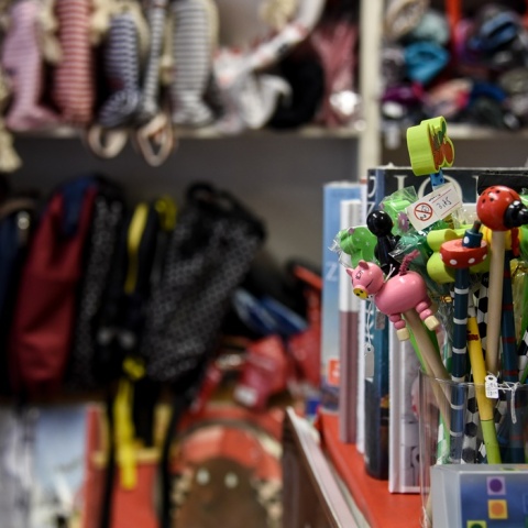 Σχολικά είδη όπως στυλό και τσάντες παραταγμένα σε κατάστημα