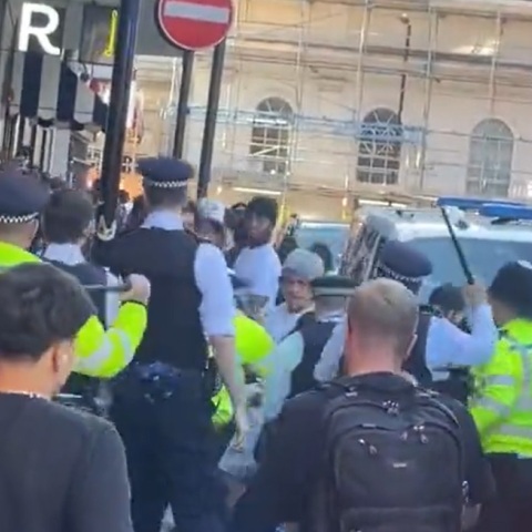 Λονδίνο: Ένταση και επεισόδια στην Όξφορντ Στριτ έπειτα από πρόσκληση για μαζική λεηλασία καταστήματος στο TikTok - Εκατοντάδες ανταποκρίθηκαν στο κάλεσμα.