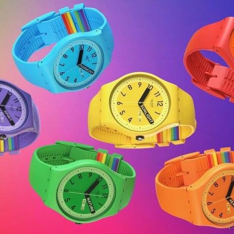 Μαλαισία: Με φυλάκιση απειλούνται όσοι φορούν ή πωλούν ρολόγια Swatch στα χρώματα του ουράνιου τόξου - Παράνομη η ομοφυλοφιλία στη μουσουλμανική χώρα.