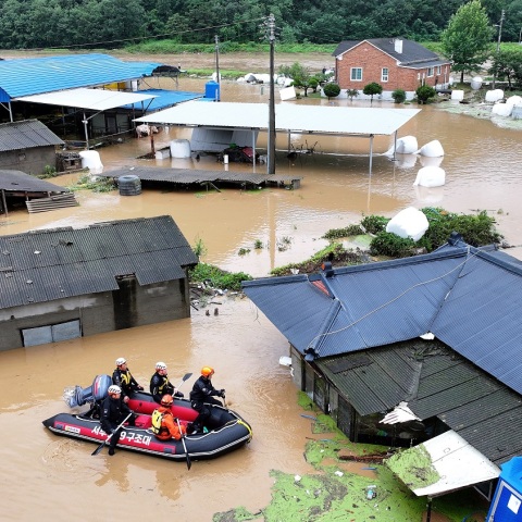 Νότια Κορέα - καταιγίδα Χανούν: Πάνω από 10.000 άνθρωποι εγκατέλειψαν τις εστίες τους, εκατοντάδες πτήσεις ακυρώθηκαν - Εκδόθηκαν προειδοποιήσεις σε όλη τη χώρα.