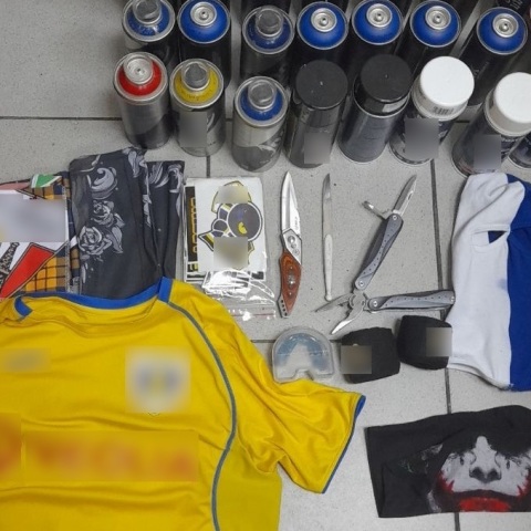 Σέρρες: Σύλληψη επτά Ρουμάνων οπαδών στον Προμαχώνα - Κατευθυνόταν στον Πειραιά για τον αγώνα του Ολυμπιακού - Βρέθηκαν όπλα στην κατοχή τους. 